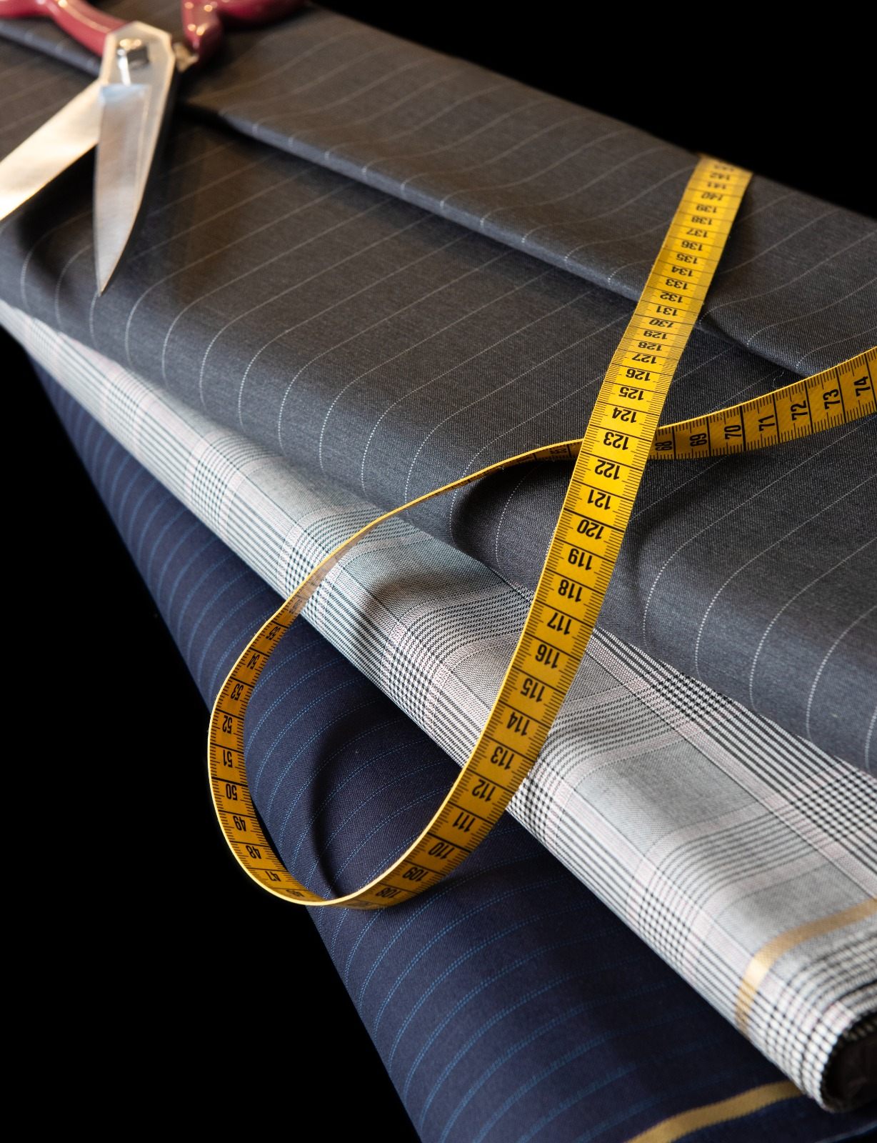 Sartoria showroom'unda kumaş seçimi — dokunarak yapılan seçim