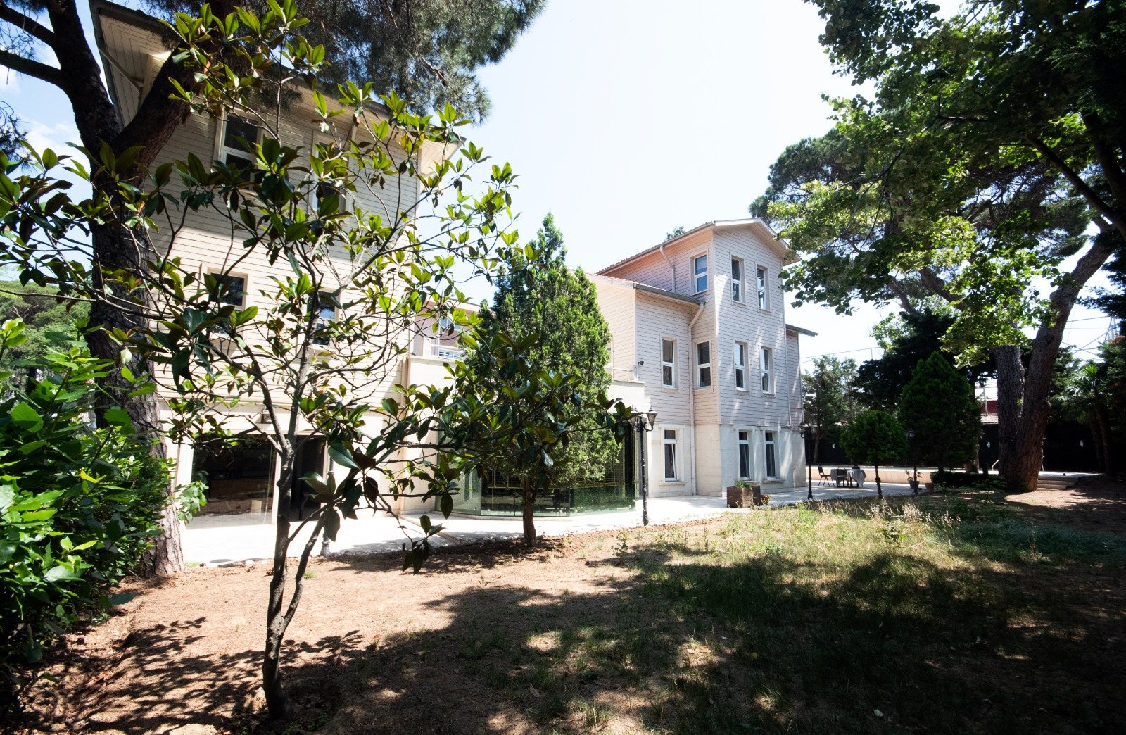 Sartoria villası — bahçe ve cephe geniş plan